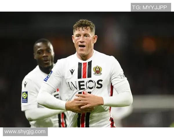 曼联球星花式足球技巧大揭秘 力量与艺术的完美结合 曼联球星花式足球技巧大揭秘 力量与艺术的完美结合